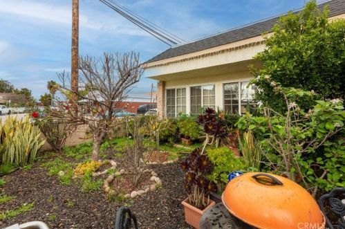 5436 Dairy Ave, Long Beach, CA 90805-5221