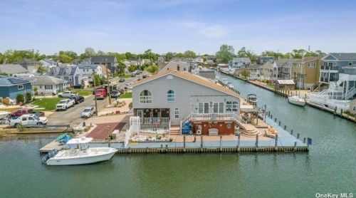 40 Flint Rd, Amityville, NY 11701-4024