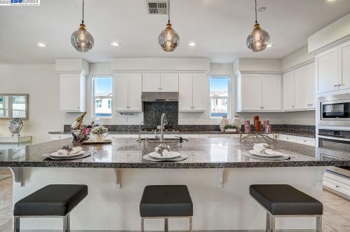 70 Thunder Bay Ct, West Pittsburg CA  94565-7924 exterior