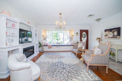 53 Ithaca St, North Lindenhurst, NY 11757-3428
