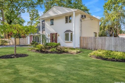 3 Whitcomb Ave, Mount Sinai, NY 11766-2230