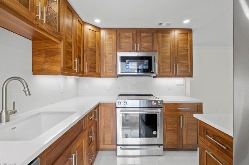 564 Broad Ave, Naples, FL 34102-7184
