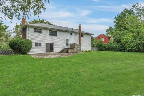 9 Foothill Ln, Elwood NY  11731-4106 exterior