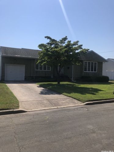 543 Dewitt Ave, Babylon, NY 11703-2001