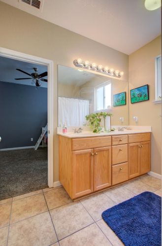 1429 Emerald Dr, Livingston CA  95334-9490 exterior