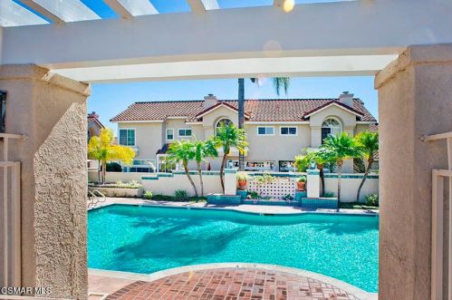 640 Kingswood Ln, Simi Valley CA 93065-7688 exterior