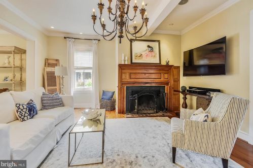 19 Cornwall St, Leesburg VA 20176-2701 exterior