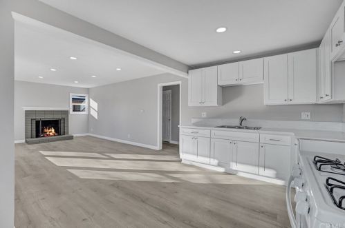 561 Royal Ave, Simi Valley CA  93065-4246 exterior