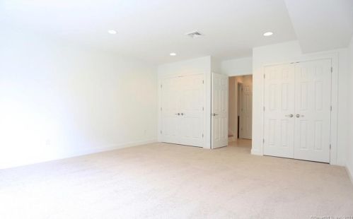 521 Copper Square Dr, Bethel, CT 06801