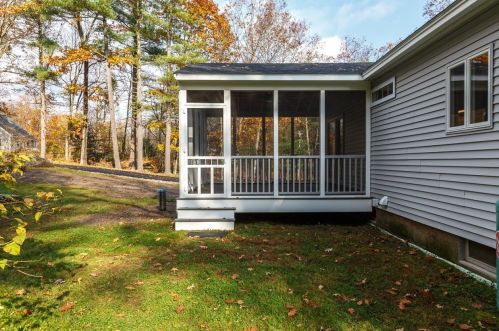 8 Walnut Hill Rd, Sandown NH  03873-2305 exterior