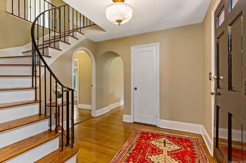 14 Whistler Rd, Scarsdale, NY 10583-4823