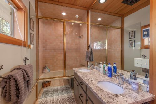 358 Skidder Trl, Truckee CA  96161-3928 exterior