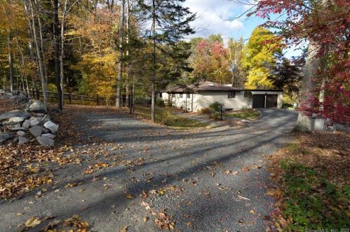2 Cove Rd, Brookfield Center, CT 06804-1302