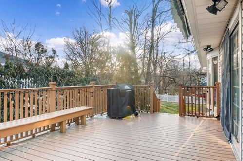 14 Sammis Ln, White Plains NY  10605-4631 exterior