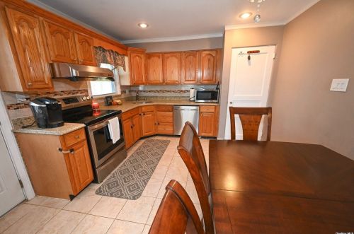 96 Russell Ave, Floral Park, NY 11003-4535