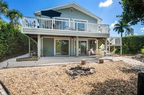 193 Cocohatchee St, Naples, FL 34110-1608