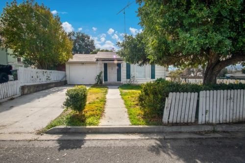 521 7th St, Hollister, CA 95023-3823