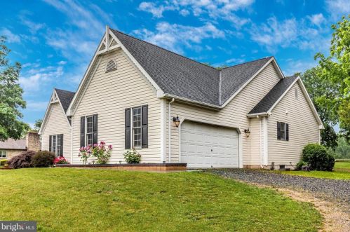 970 Johnson Dr, Gettysburg, PA 17325-8970
