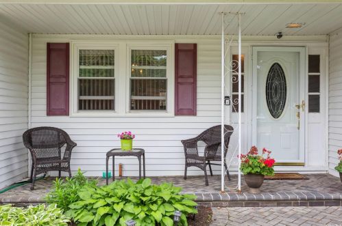 4 Apple St, Central Islip, NY 11722-4303