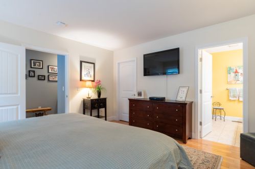 19 Pilgrim Cir, Nashua NH  03063-2827 exterior