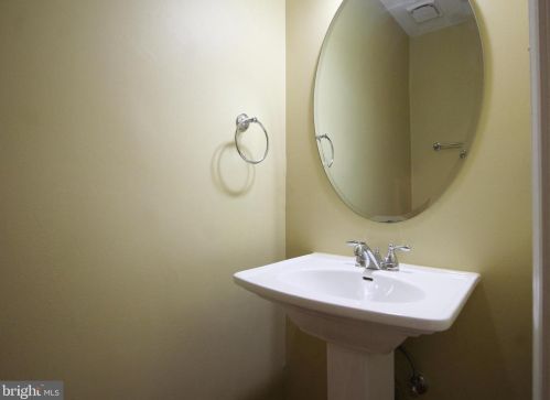 8072 Sleepy View Ln, Springfield VA  22153-2920 exterior