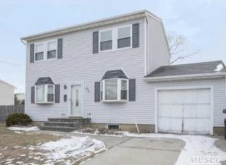 237 5th St, North Lindenhurst, NY 11757-1147