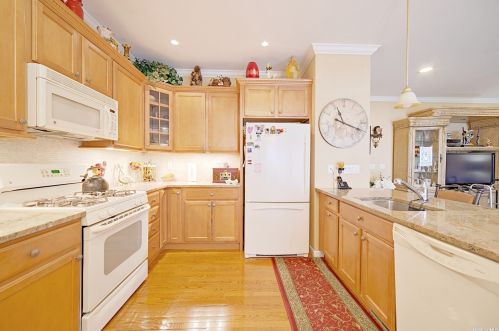 25 Rose Ln, Mount Sinai, NY 11766-3502