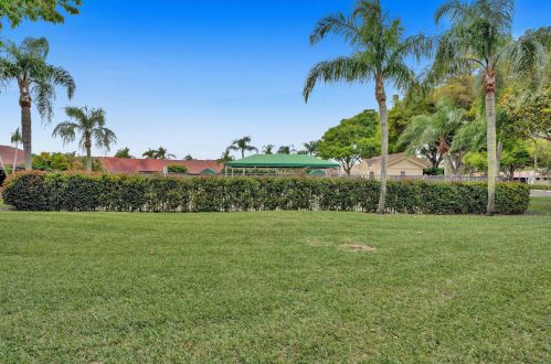 7 Farnworth Dr, Boynton Beach FL  33426-8121 exterior