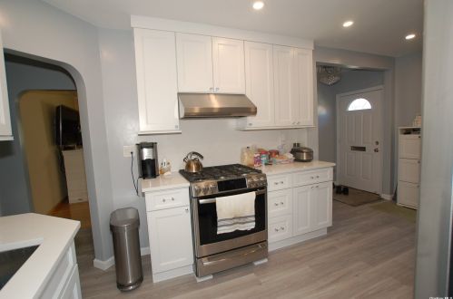 127 Maple Dr, New Hyde Park NY  11040-3109 exterior