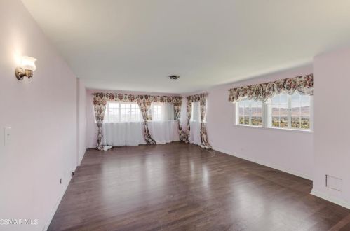 3192 Sycamore Dr, Simi Valley CA 93065-2703 exterior