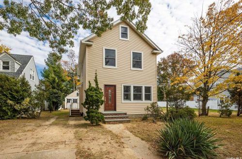 2457 Yorktown St, Rockville Centre, NY 11572-1723