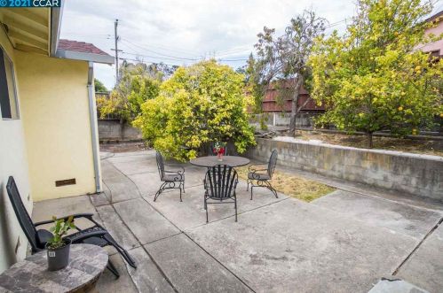 2699 Shamrock Dr, Richmond CA  94806-1555 exterior