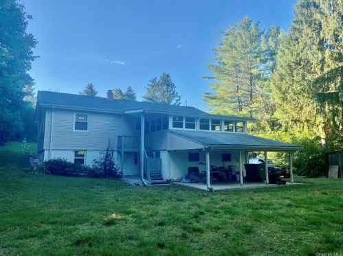 5 Court Ln, Fishkill NY  12524-2432 exterior