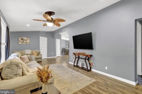 211 Lincoln St, West Enola, PA 17025-3248
