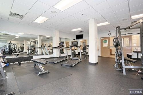 3402 Rio Vista Dr, Mahwah NJ  07430-4005 exterior
