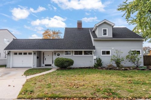 2 Wander Ln, North Wantagh, NY 11793-1303