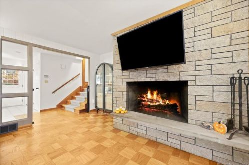 38 Hemlock Trl, Bridgeport CT  06611-3343 exterior