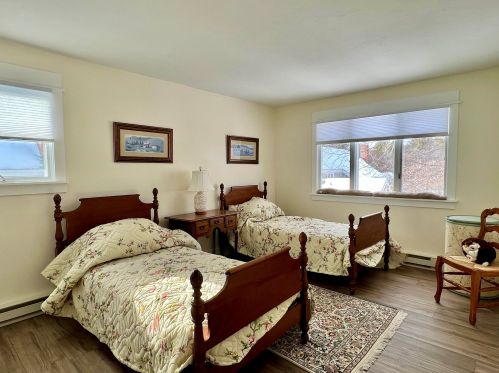 11 Hilltop Pl, New London NH  03257-5410 exterior