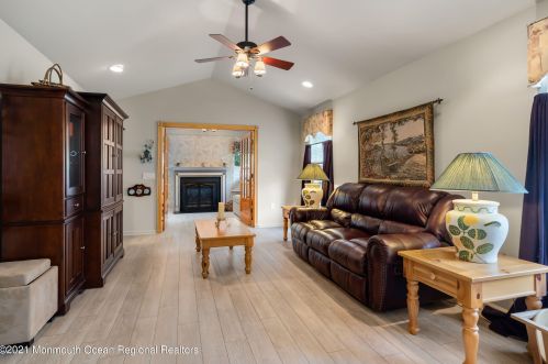 28 Winding River Rd, Lakewood NJ  08701-5733 exterior