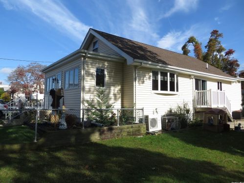 176 14th St, North Lindenhurst, NY 11757-4431