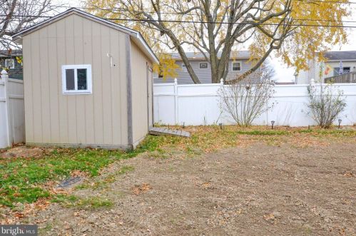 4 Guenever Dr, New Castle DE  19720-2923 exterior