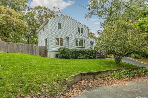 11 Fresh Pond Rd, Scotts Beach, NY 11789-3127