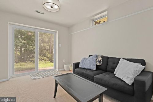 526 Beauregard Dr, Leesburg VA 20175-8924 exterior