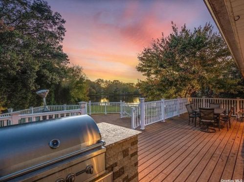 2254 Merokee Pl, North Bellmore NY  11710-3324 exterior