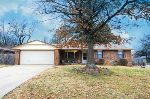 1610 Greenbriar St, Springdale AR  72762-1562 exterior