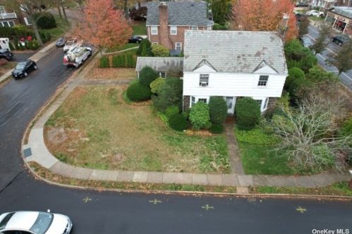 3 Revere Dr, Floral Park NY  11001-2814 exterior