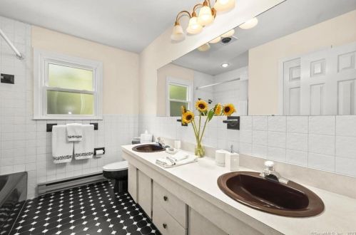 41 Cranbury Rd, Norwalk CT 06851-2649 exterior