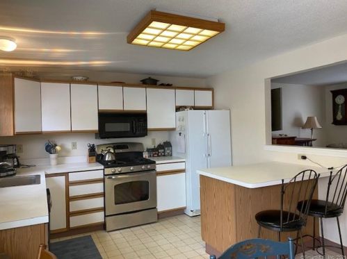 46 Sunrise Rd, Waterbury, CT 06716-2638