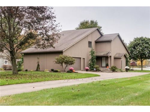 38 East Dr, Hartville, OH 44632-8890