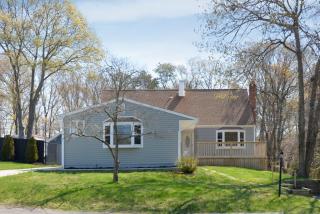 25 Avenue C, Holbrook, NY 11741-2017
